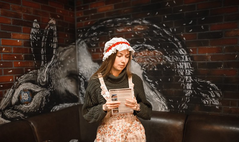 Выездные квесты на Международный женский день: организаторы проводят игру в школе generalCities.Ханты-Мансийске